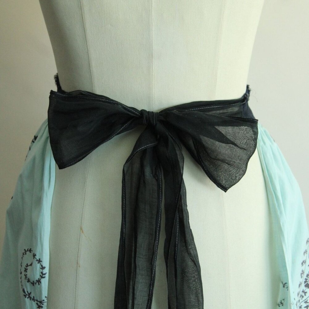 Vintage 1960s Apron, Mint Green and Black Cotton Half Apron with Ricrac Trim - Picture 9 of 10